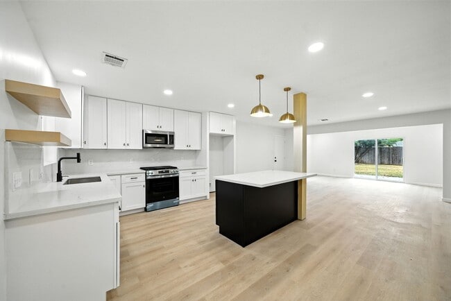 Foto del edificio - 6034 Birchmont Dr