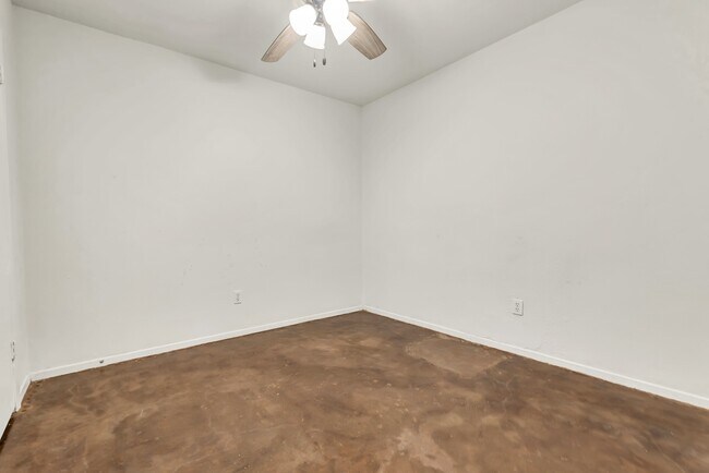 Building Photo - 1704 Leona Dr