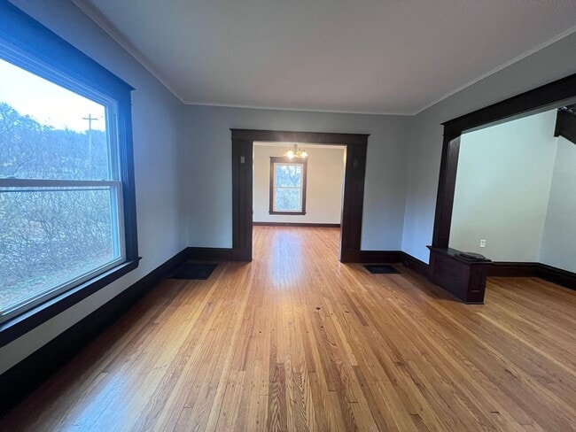 Building Photo - Large Three Bedroom Home - Walking Distanc...