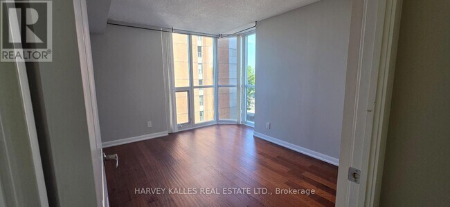 Photo du bâtiment - 5793 Yonge St