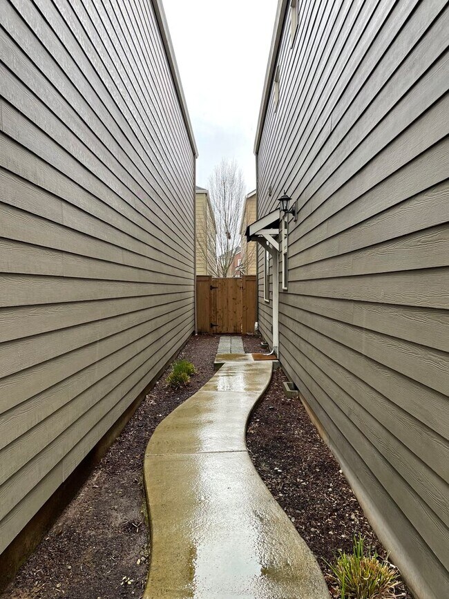 Foto del edificio - Spacious 3 Bedroom Home with Fenced Yard, Patio, and 2-Car Garage Near Mill Plain.