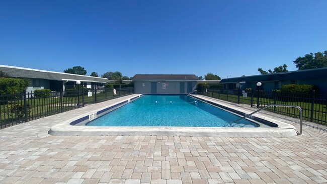 Foto del edificio - Beautifully Remodeled Ground Floor 2-Bedro...