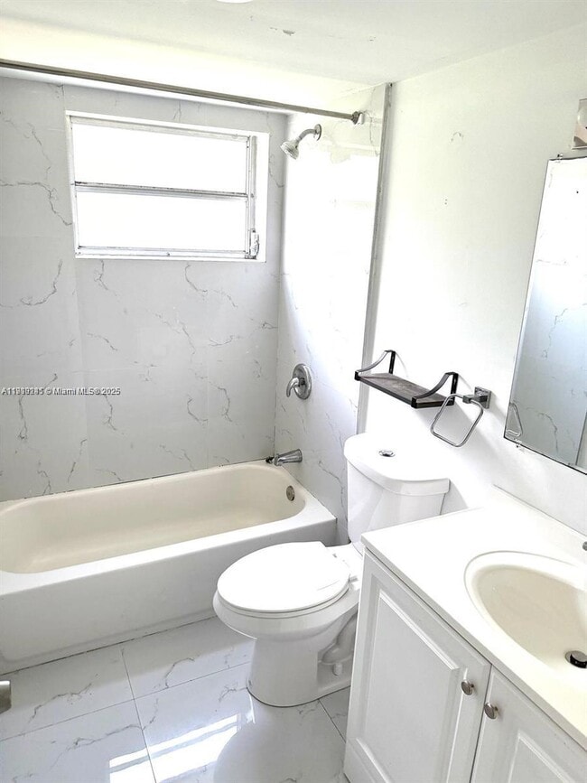 Building Photo - 1401 NE 191st St