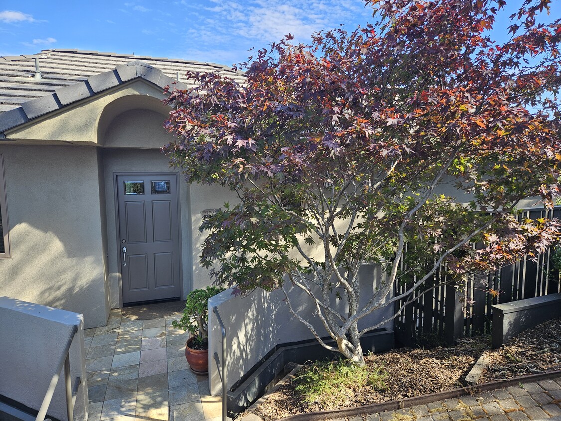 Primary Photo - 1202 Meadowcrest Dr