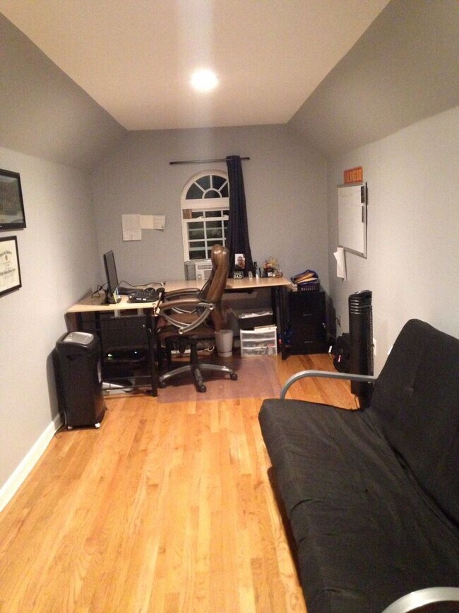 Building Photo - Beautiful Home in Cul-de-sac