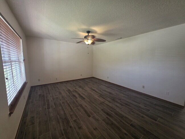 Foto del edificio - 2723 Kasey Ave
