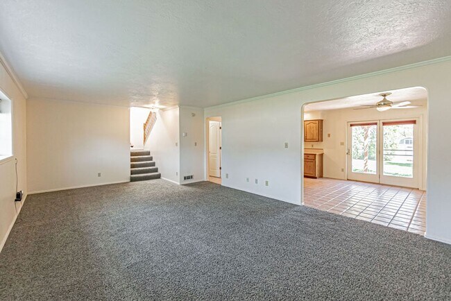 Building Photo - **Charming 3-Bed, 2.5-Bath Home in Idaho F...