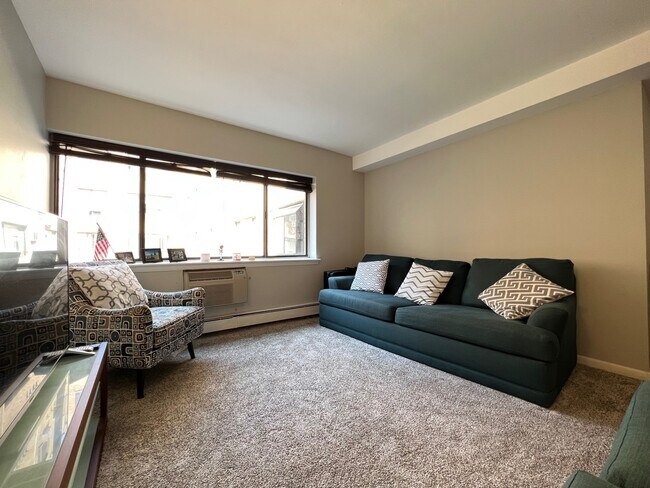 Foto del edificio - 3620 N Pine Grove Ave