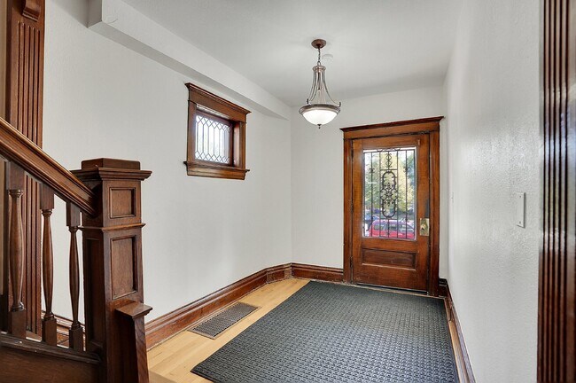 Foto del edificio - $1,995 - Charming 1 bed, 1 bath located in Denver with Bonus Flex Room!