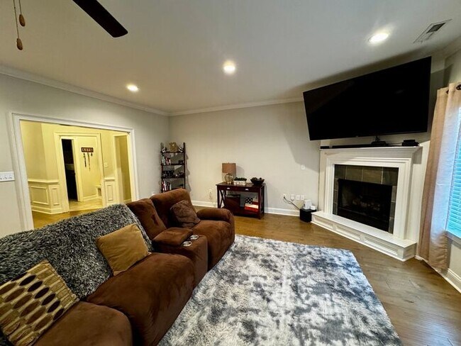 Foto del edificio - FENCED YARD, PRE-LEASE NOW!