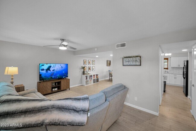 Foto del edificio - 1077 E Fremont Dr