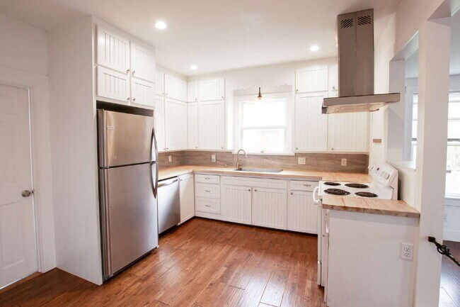 Foto del edificio - Charming 1–2 Bedroom Apartment – Heated Floors & In-Unit Laundry | Westbrook