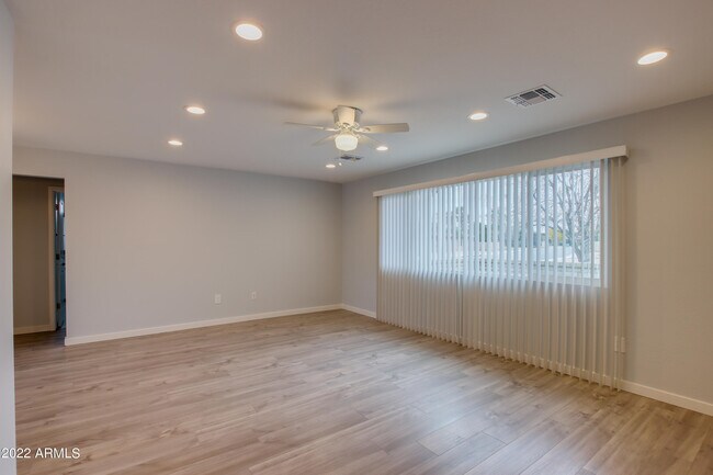 Foto del edificio - 2902 W Glenn Dr