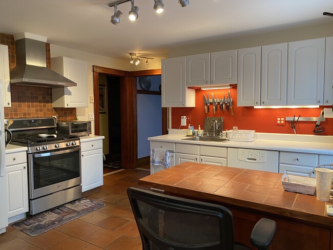 Stove/sink - 25 Marion Rd