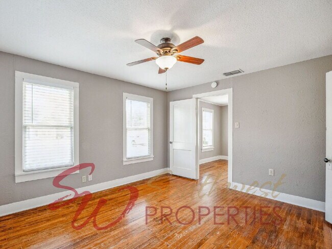 Building Photo - Charming 2 Bed / 1 Bath – Walk to Campus