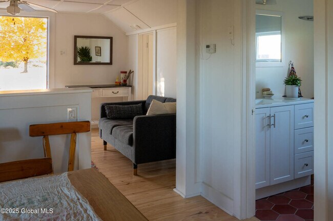 Foto del edificio - 32 Treeland Farm Rd