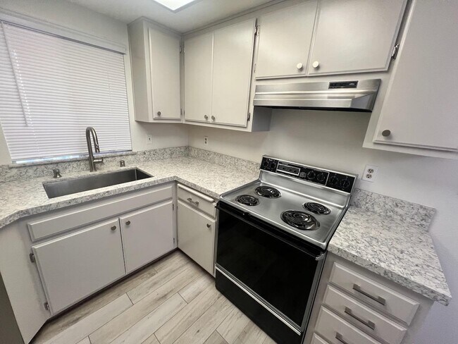 Foto del edificio - 1018 Cedar Gables Dr