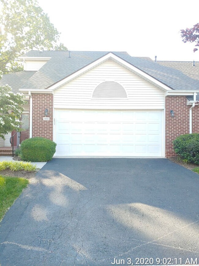 Foto del edificio - * RE-RENTAL AVAILABLE 7/15/26 * 3 Bedroom 2.5 Half Bath Townhouse with 2 Car Garage