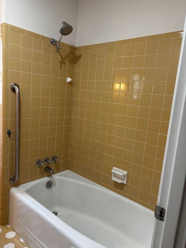 Foto del edificio - Large 4 Bedroom 2 Bath Home