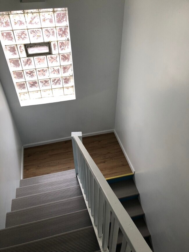 ESCALERA - 4716 Chestnut St