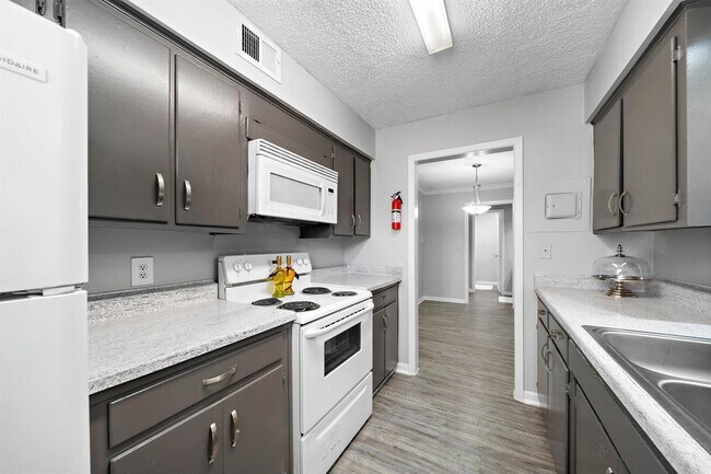 Foto del edificio - 2900 Briarhurst Dr