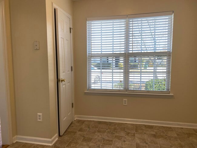 Building Photo - 167 Photinia Dr
