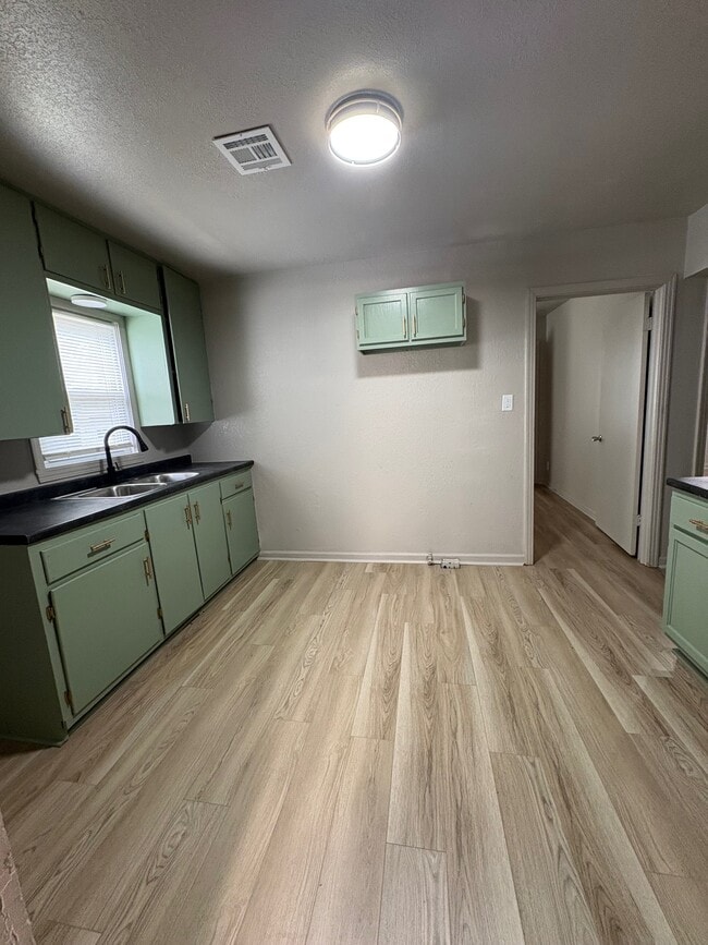 Foto del edificio - 819 N Denver St