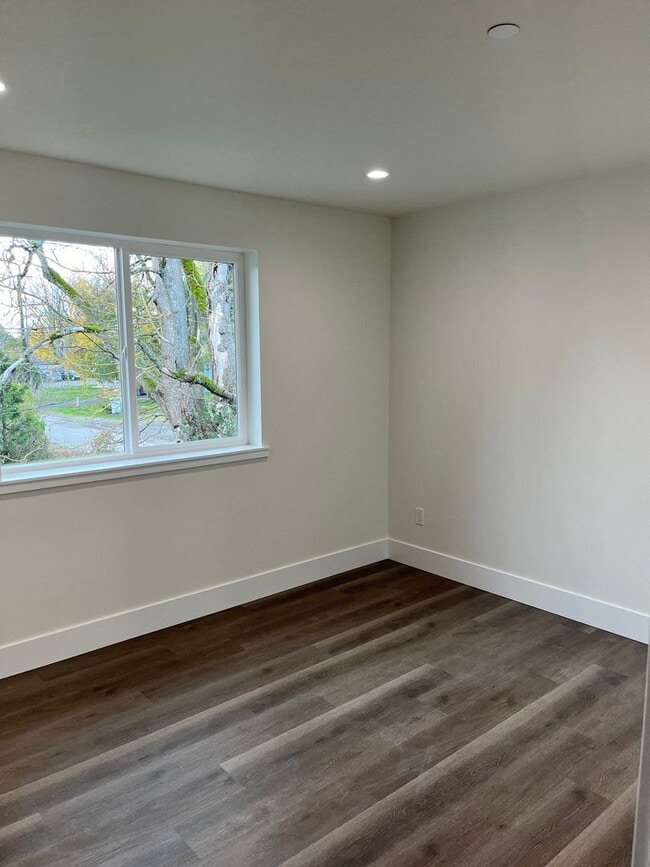 Building Photo - Newer 3 bedroom, 2.5 Bath Townhomes