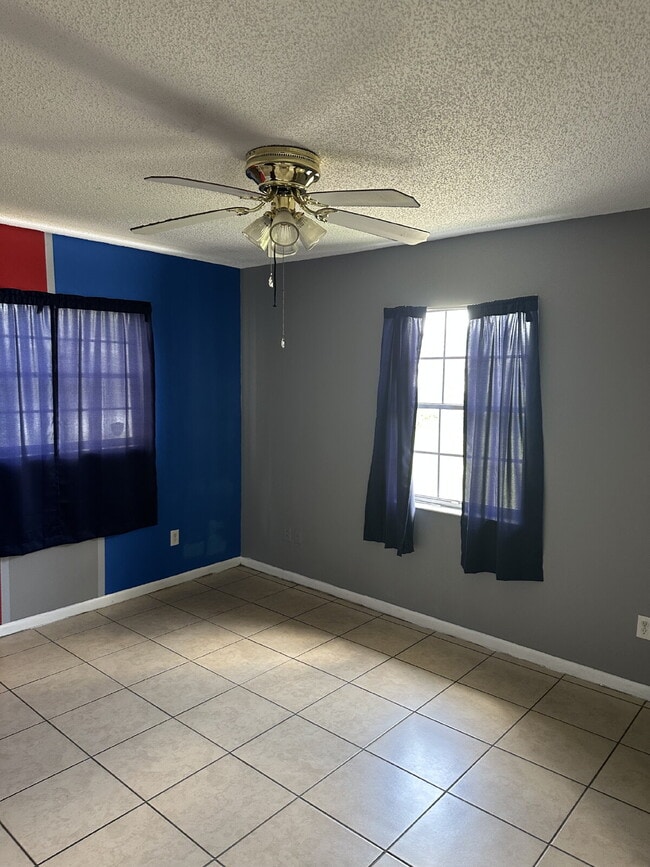 Building Photo - 2 Bedroom, 1.5 Bathroom, 1 Car Garage hoe ...