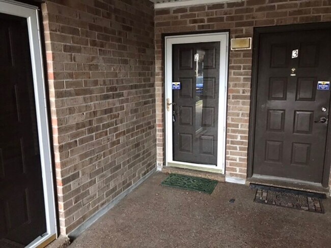 Building Photo - Beautiful First Floor Condo