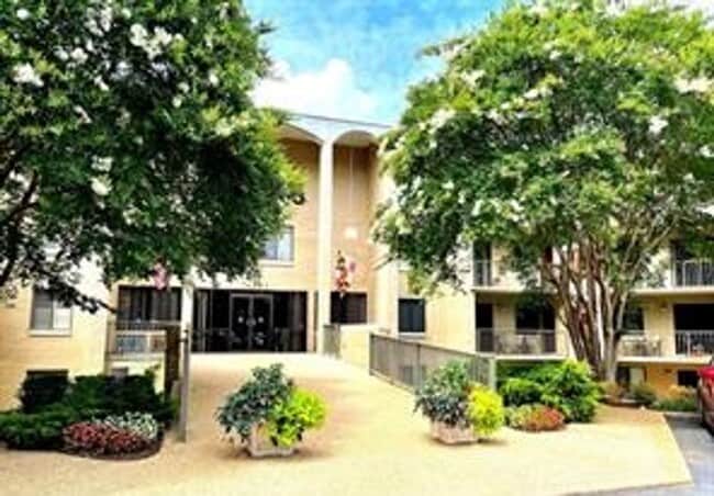 Beautiful 2BR 2BA top floor condo located across from Montgomery Mall - Beautiful 2BR 2BA top floor condo located across from Montgomery Mall