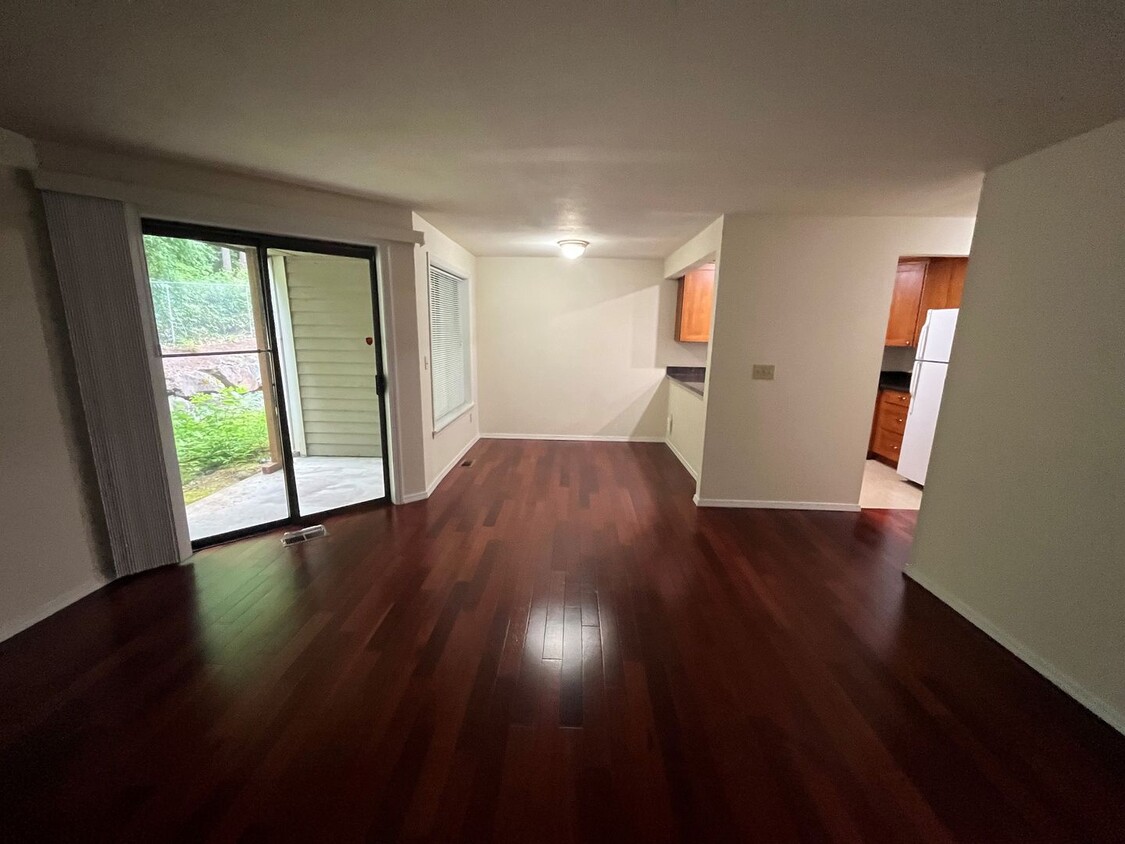 Primary Photo - 2 Bd / 1 Ba Kirkland Condo