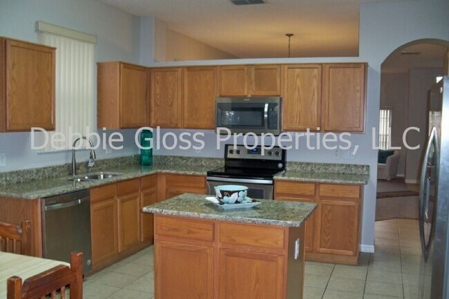 Foto del edificio - STUDENT FRIENDLY! FURNISHED, Large Open Fl...