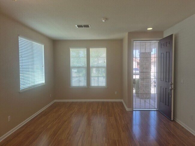 Foto del edificio - Beautiful 4 Bedroom 2.5 Bath with loft