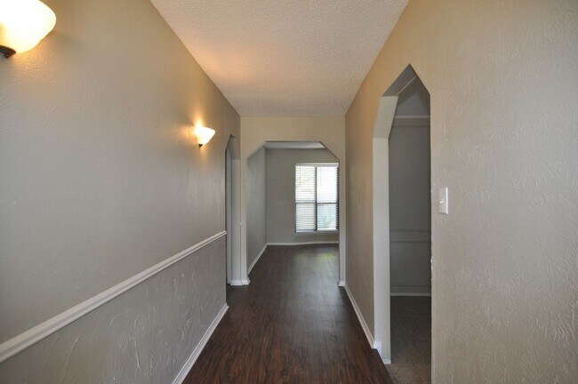 Building Photo - Lovely 3-2-2 in Hurst, Birdville ISD!