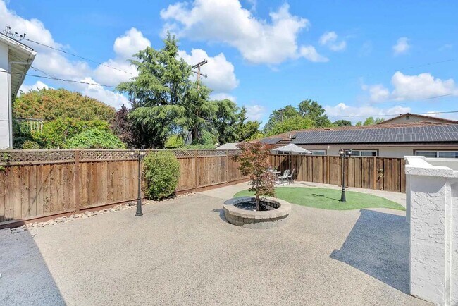 Foto del edificio - 6332 McAbee Rd