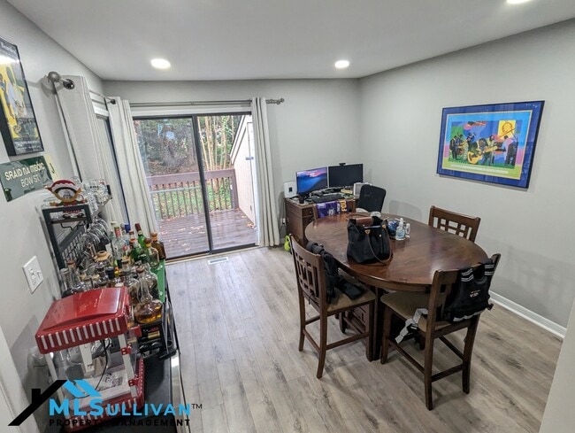 Foto del edificio - 4100-4105 Five Oaks Dr