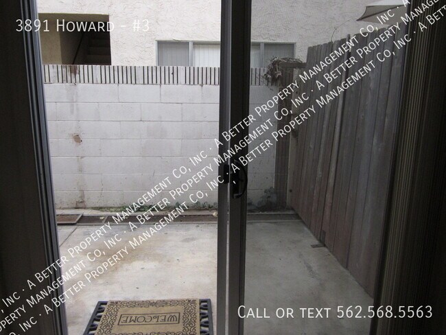 Building Photo - 2 Story Townhouse Style Unit w/Plank Floor...