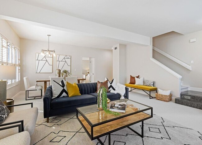 Building Photo - Updated Townhome in Sought After Walnut Cr...