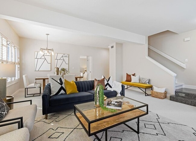 Foto del edificio - Updated Townhome in Sought After Walnut Creek Community ! Close To Restaurants & Shops !