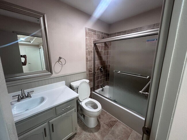 Foto del edificio - Newly Renovated 2 Bedroom, 2 Bath Duplex — Move-In Ready!