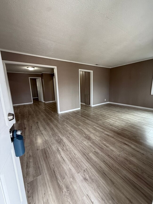 Building Photo - 3 bedroom/1 bath house