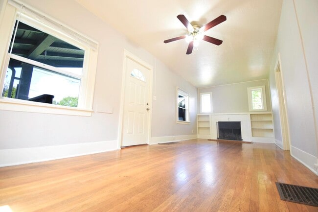 Building Photo - 2 Bedroom 1 Bath Home with Large Yard in t...