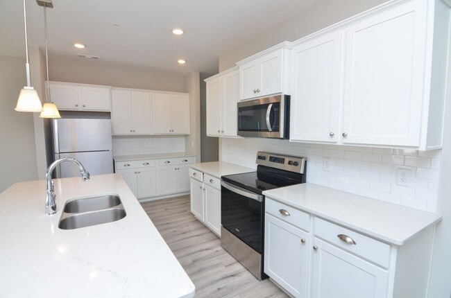 Building Photo - Stunner in Harvest Point