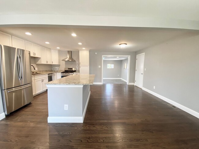 Foto del edificio - Spacious & Updated Home in Lakewood!-Open ...