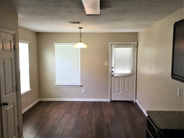 Building Photo - 22346 Queenbury Hills Drive
