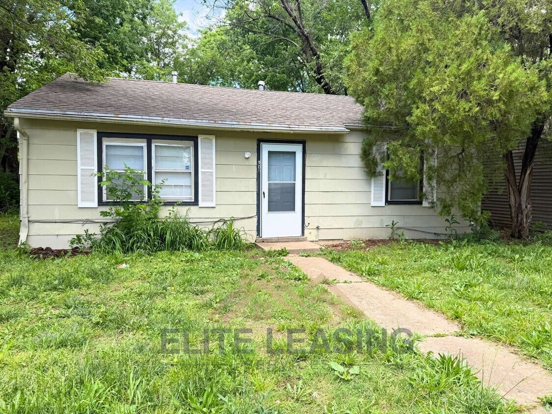 Foto principal - Charming 2-Bedroom Home