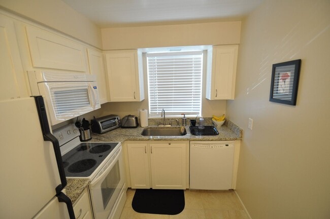 Building Photo - Charming 2-Bedroom Condo in Scenic Winter ...