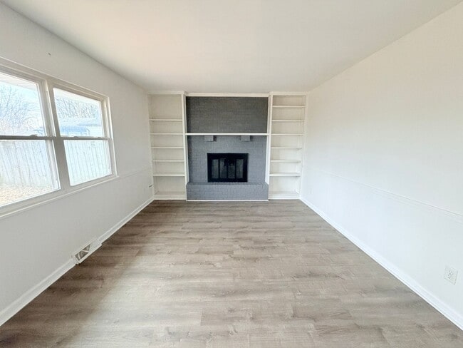 Foto del edificio - Now Showing this 4 Bedroom/2 bath in New Whiteland, IN