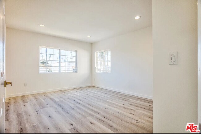 Building Photo - 160 N Edgemont St